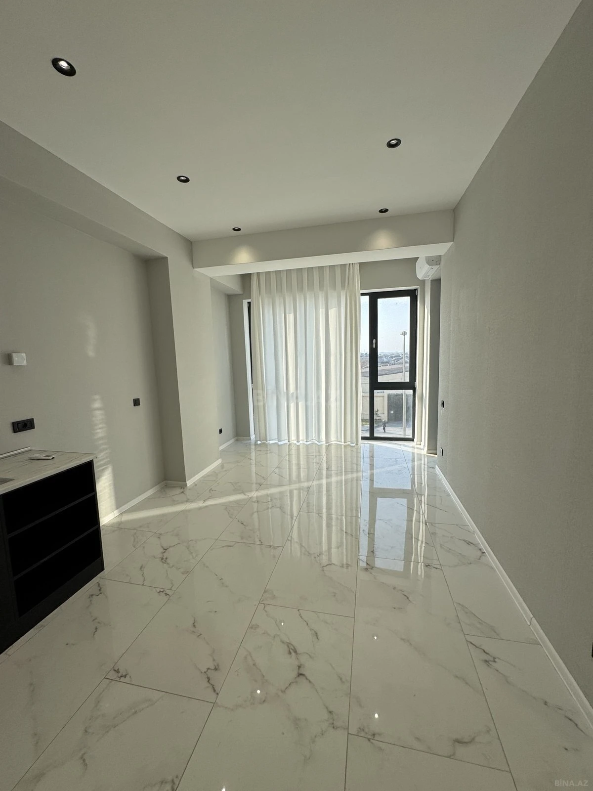 Satılır 4 otaqlı mənzil 172 m²