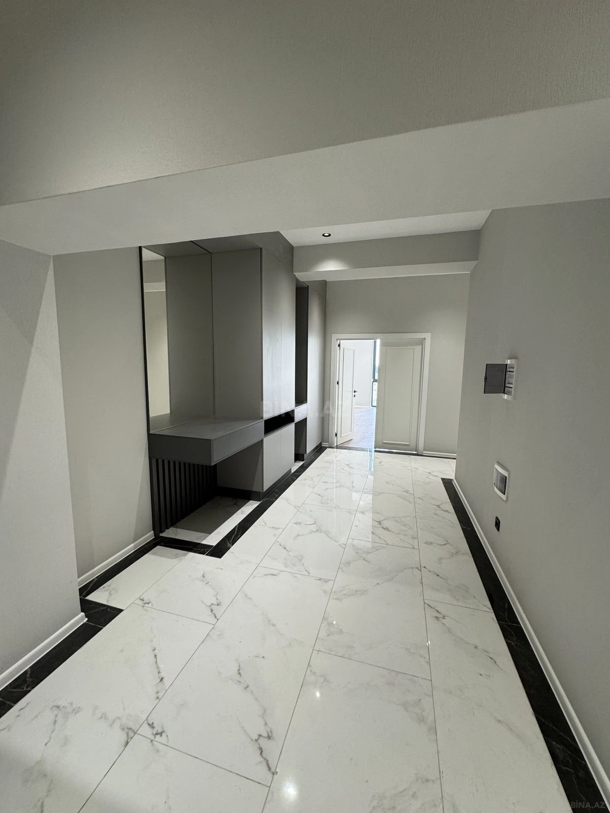 Satılır 4 otaqlı mənzil 172 m²