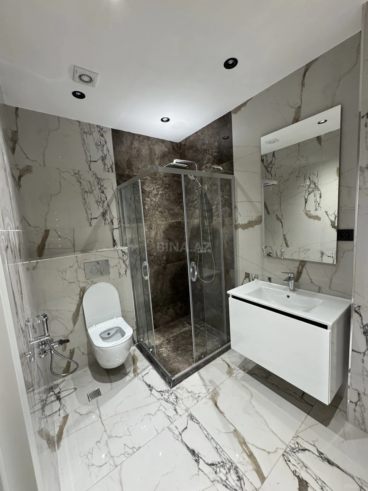 Satılır 4 otaqlı mənzil 172 m²