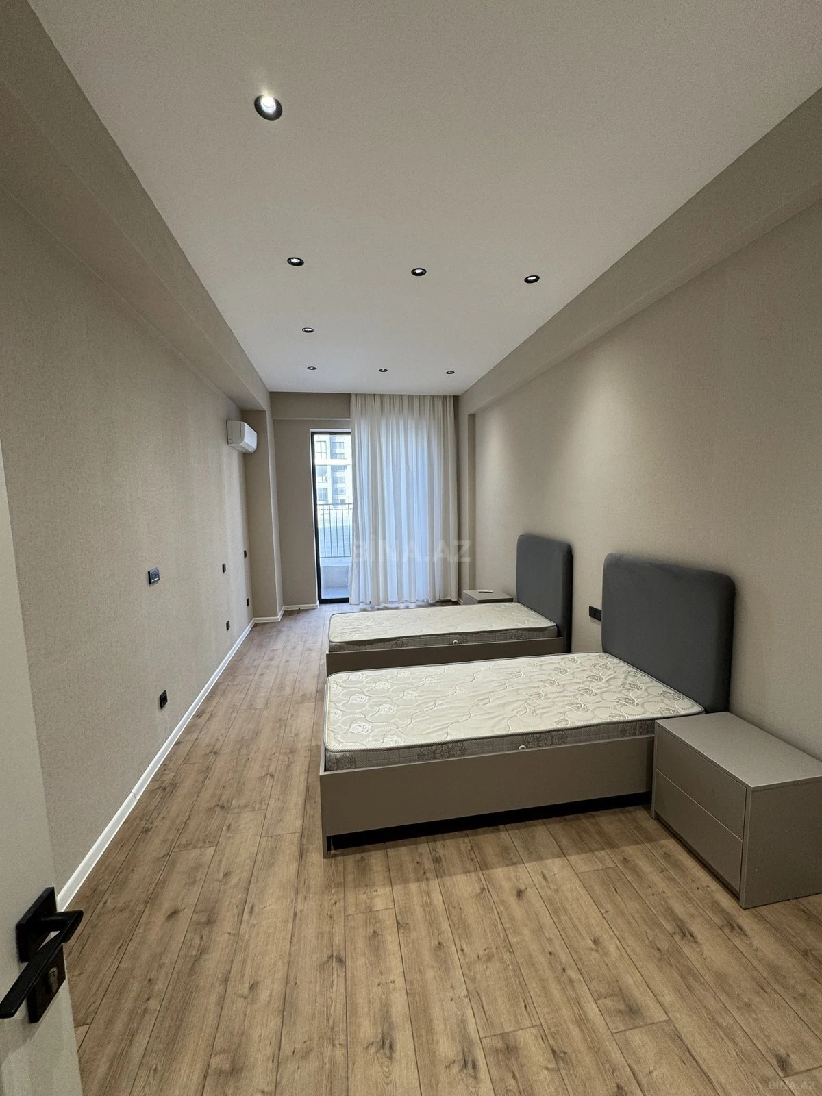 Satılır 4 otaqlı mənzil 172 m²