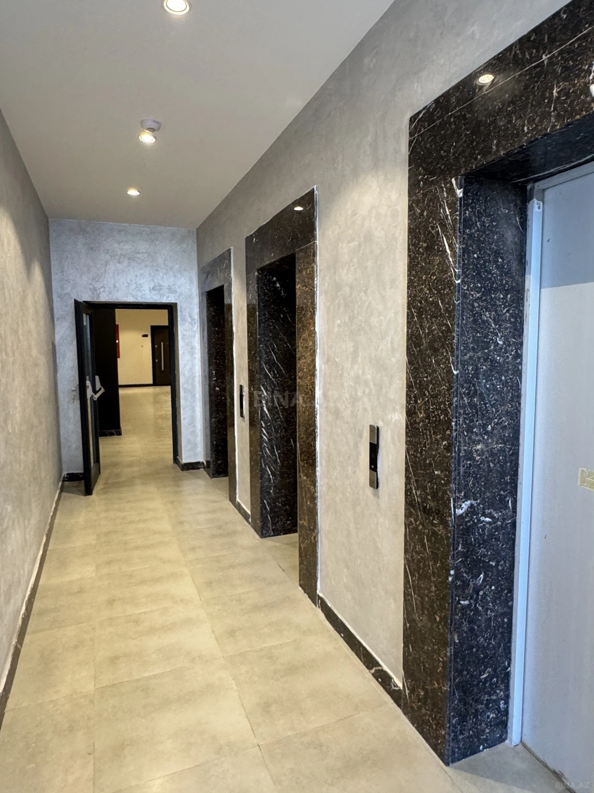 Satılır 4 otaqlı mənzil 172 m²