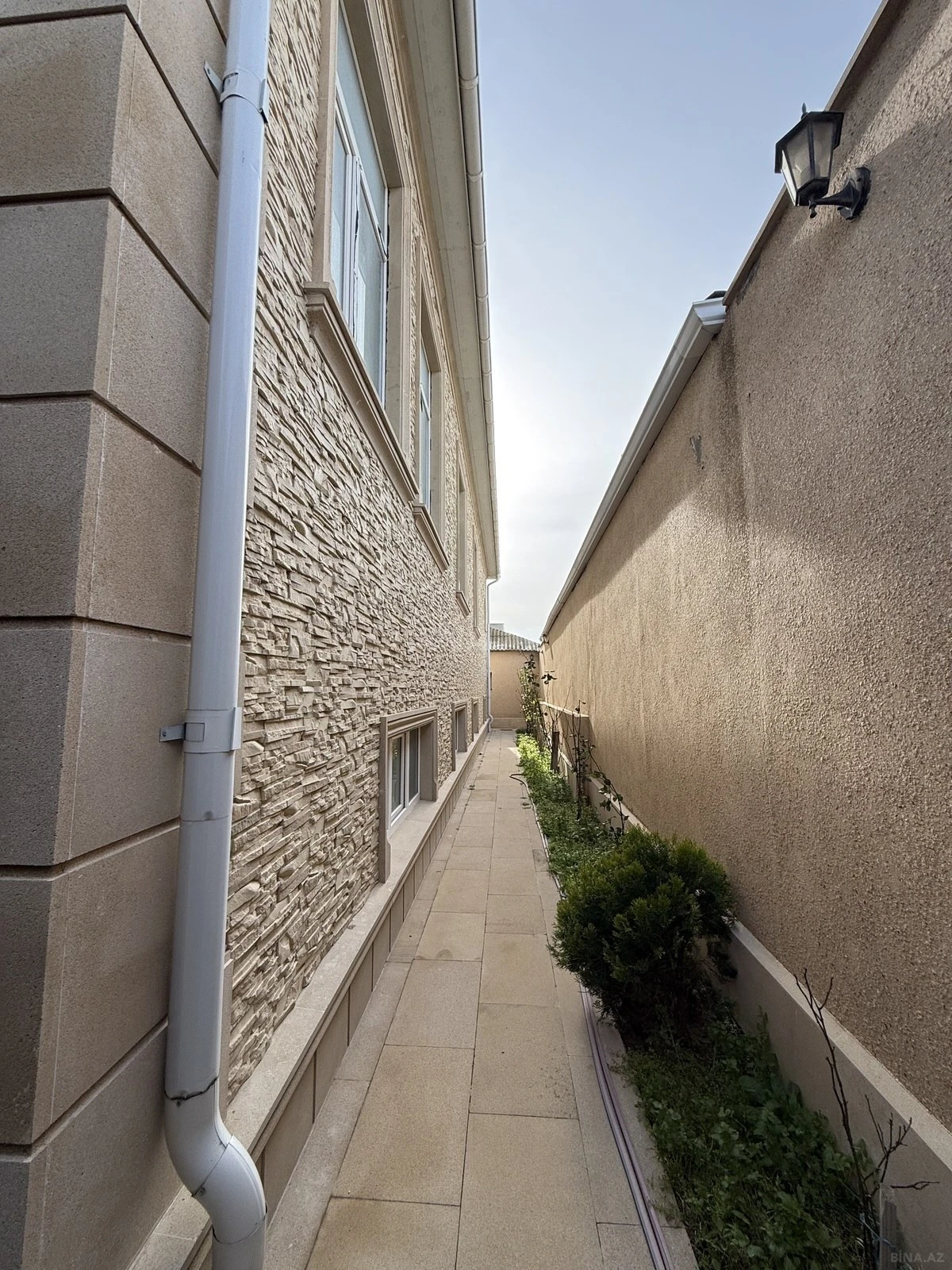 Satılır 10 otaqlı həyət evi 690 m²