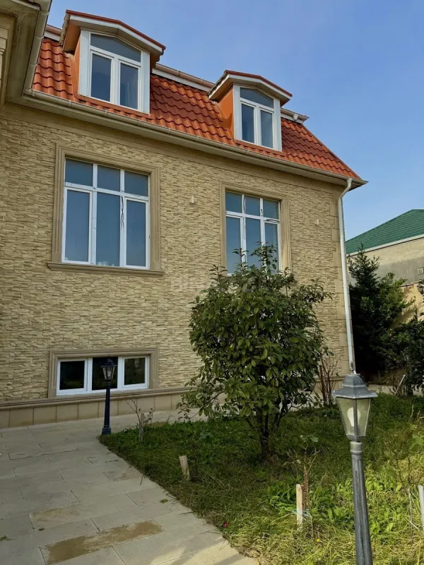 Satılır 10 otaqlı həyət evi 690 m²