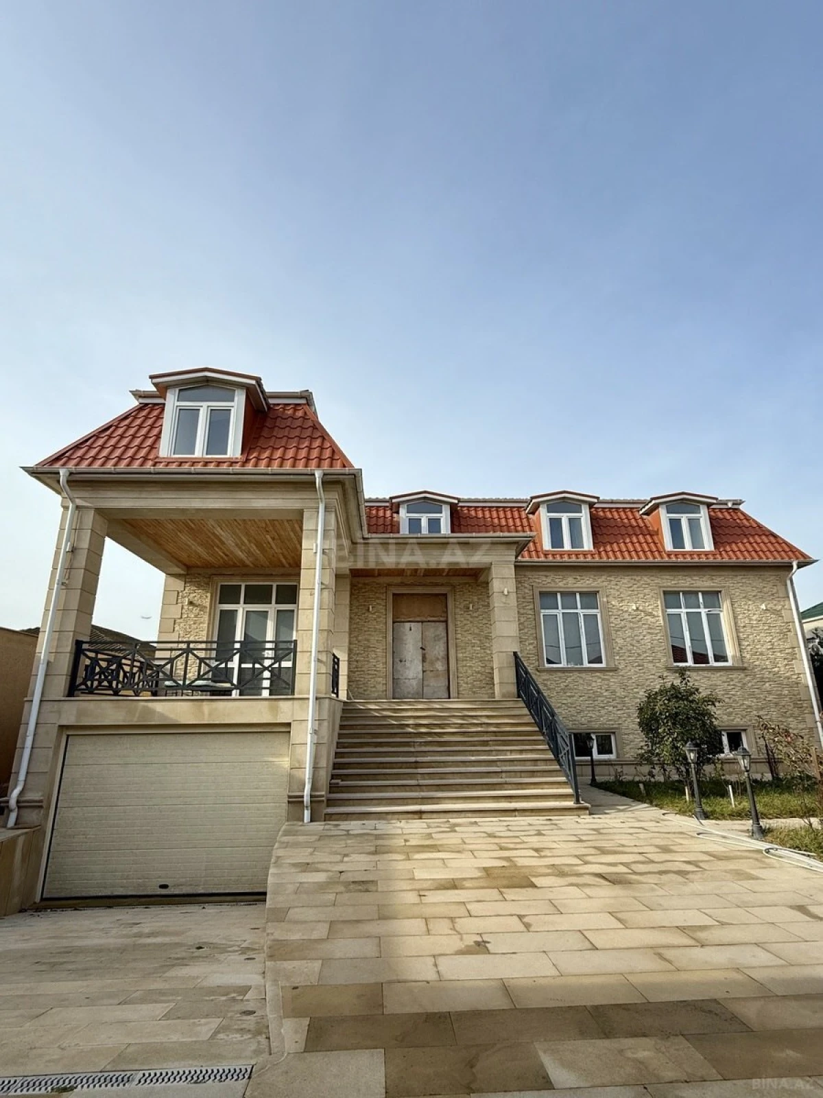 Satılır 10 otaqlı həyət evi 690 m²