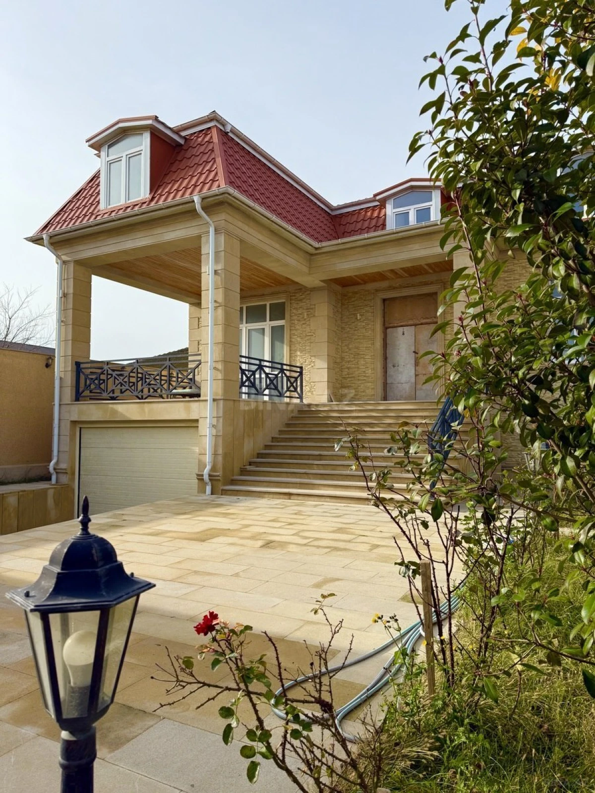 Satılır 10 otaqlı həyət evi 690 m²