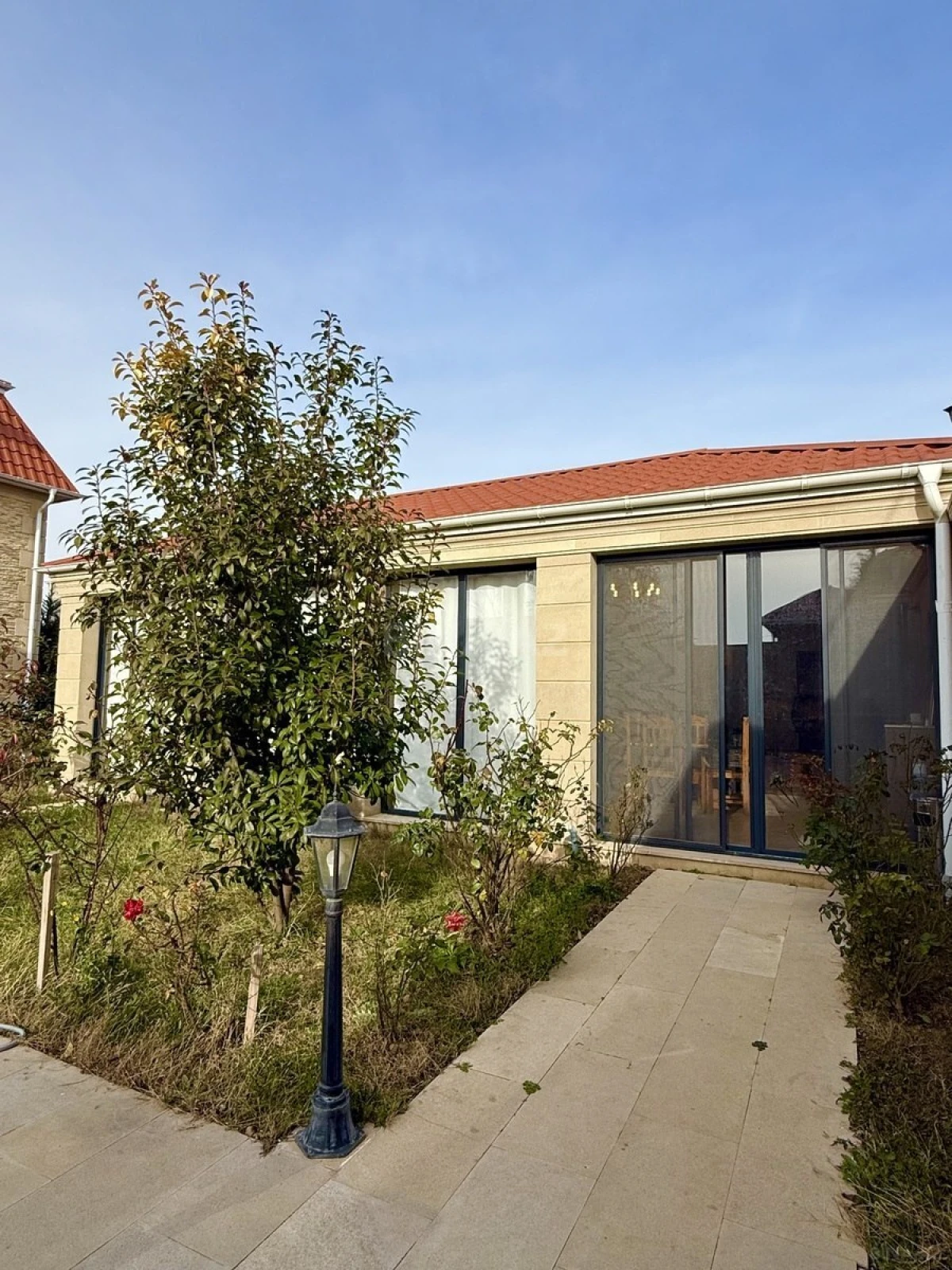 Satılır 10 otaqlı həyət evi 690 m²