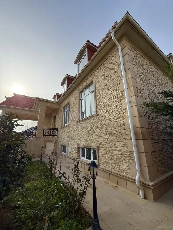 Satılır 10 otaqlı həyət evi 690 m²