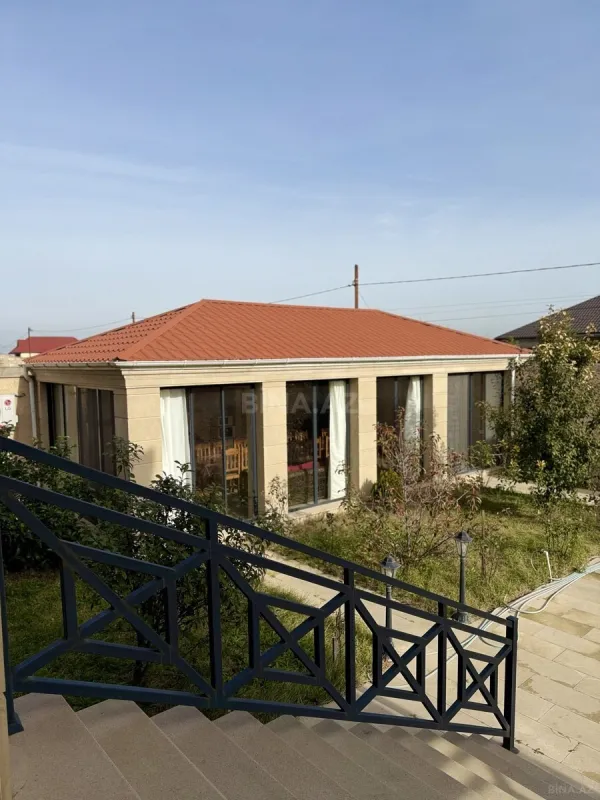 Satılır 10 otaqlı həyət evi 690 m²