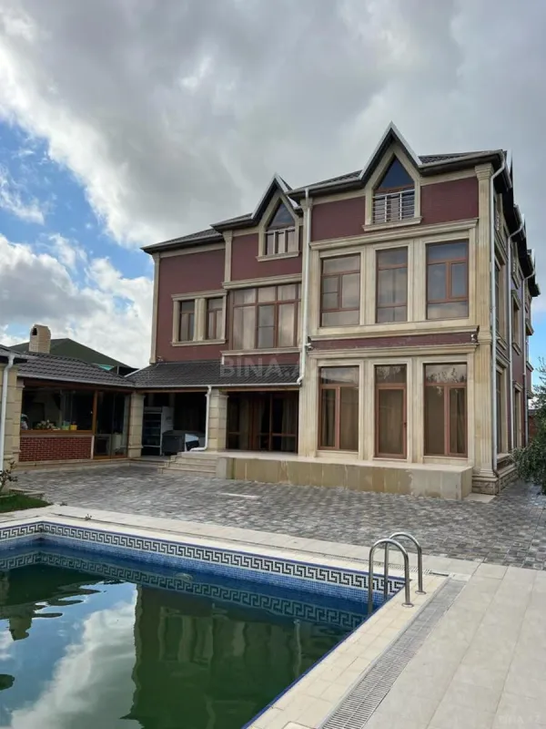 Satılır 9 otaqlı həyət evi 800 m²