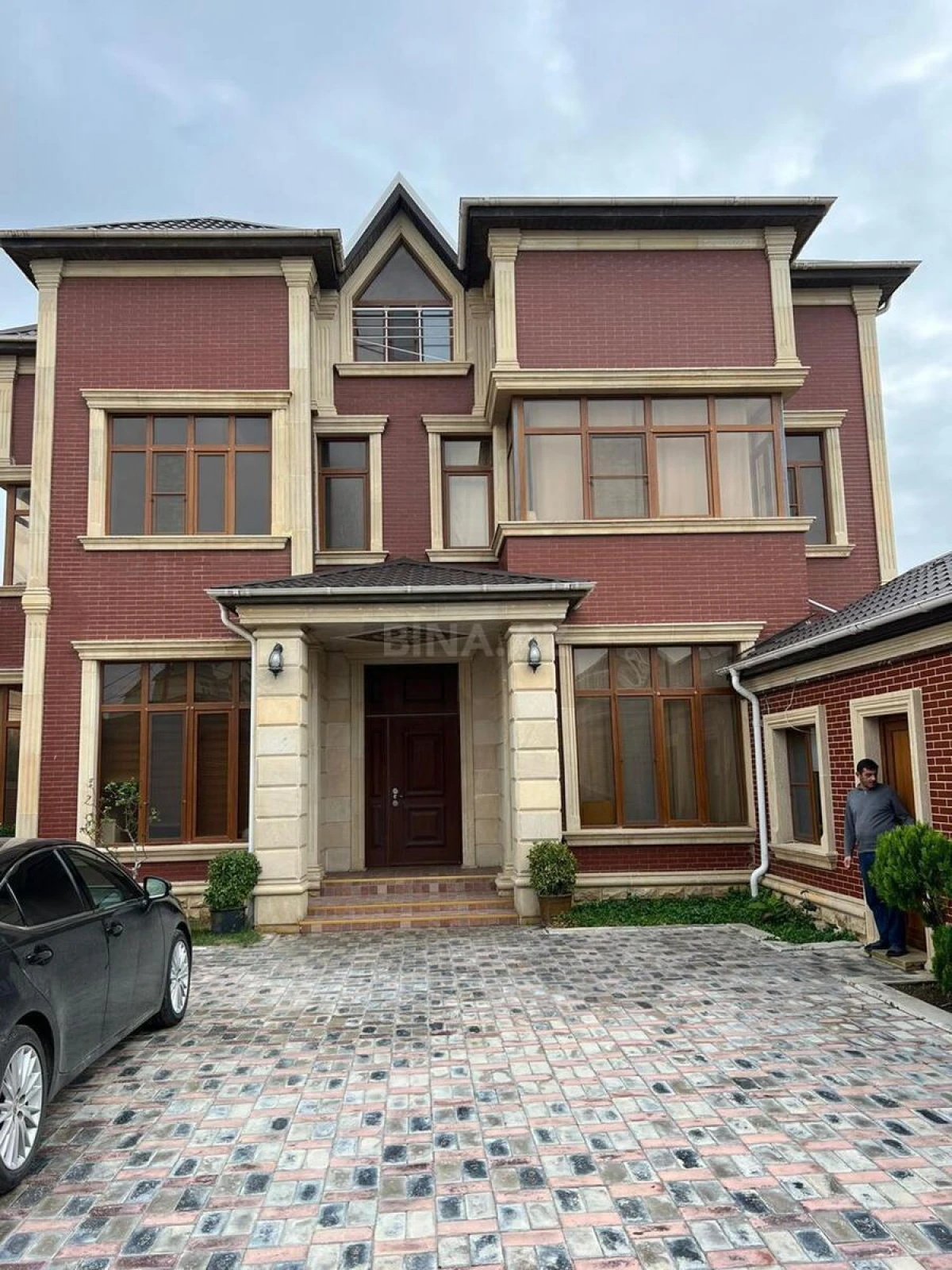 Satılır 9 otaqlı həyət evi 800 m²