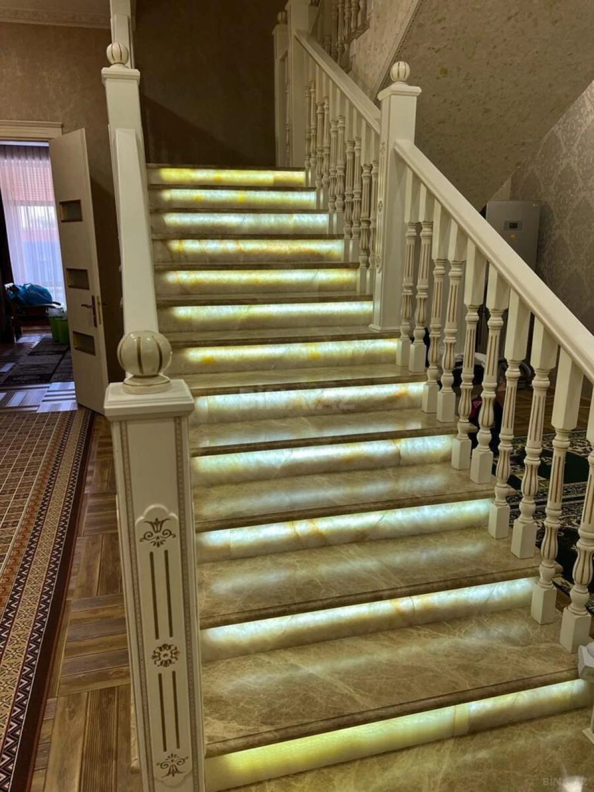 Satılır 9 otaqlı həyət evi 800 m²