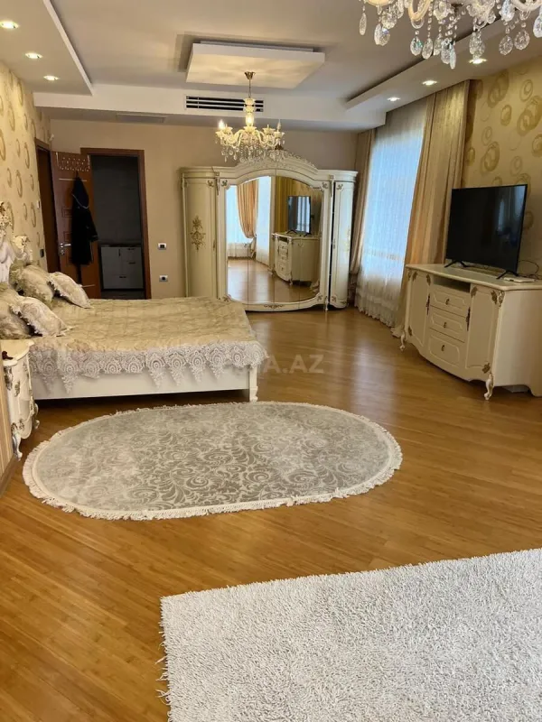 Satılır 9 otaqlı həyət evi 800 m²