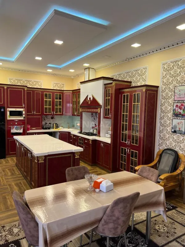 Satılır 9 otaqlı həyət evi 800 m²