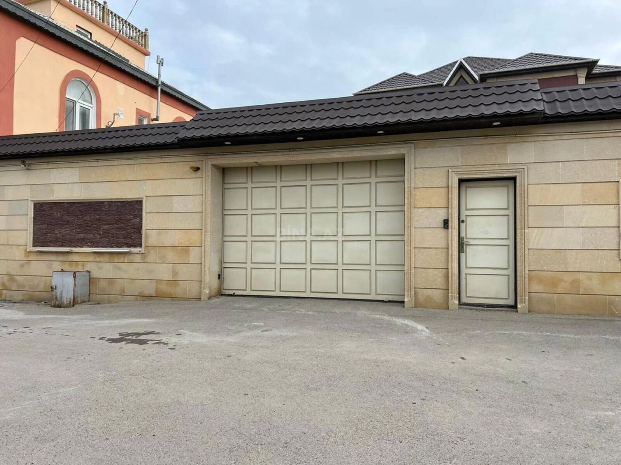 Satılır 9 otaqlı həyət evi 800 m²