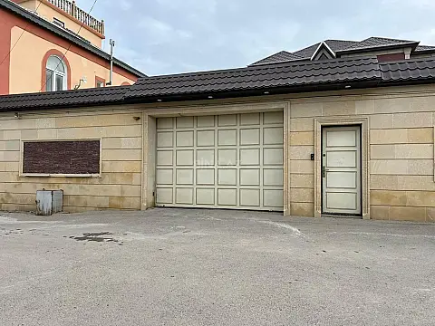 Satılır 9 otaqlı həyət evi 800 m²