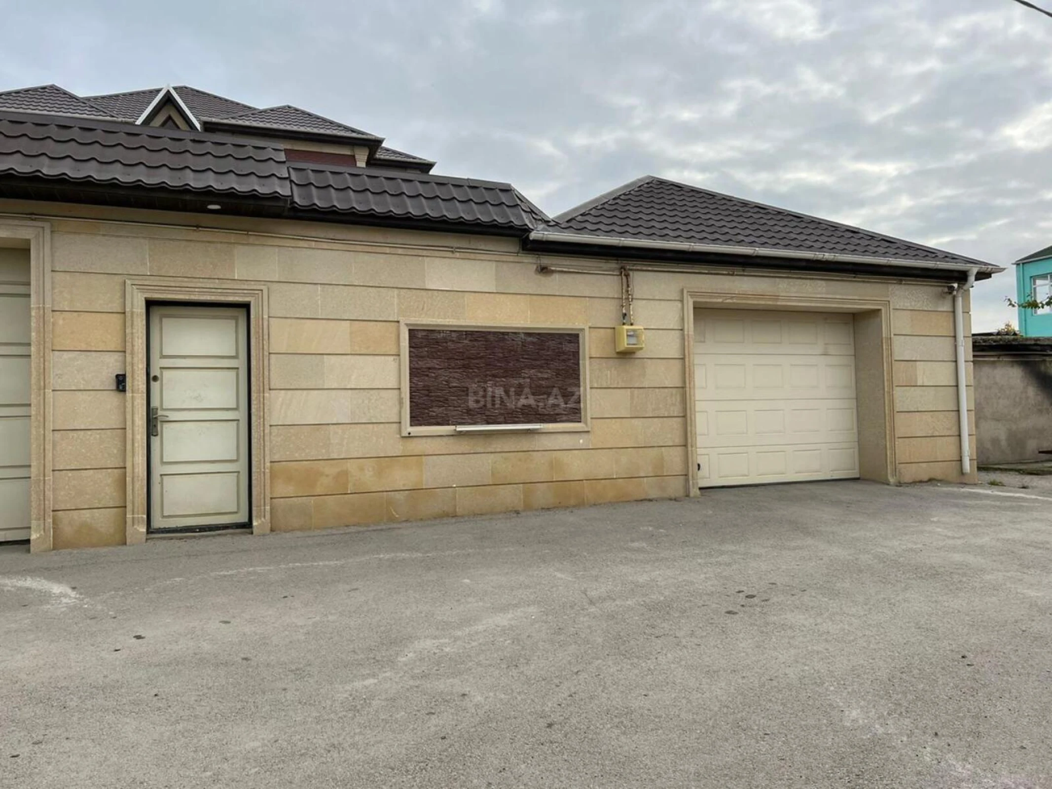 Satılır 9 otaqlı həyət evi 800 m²