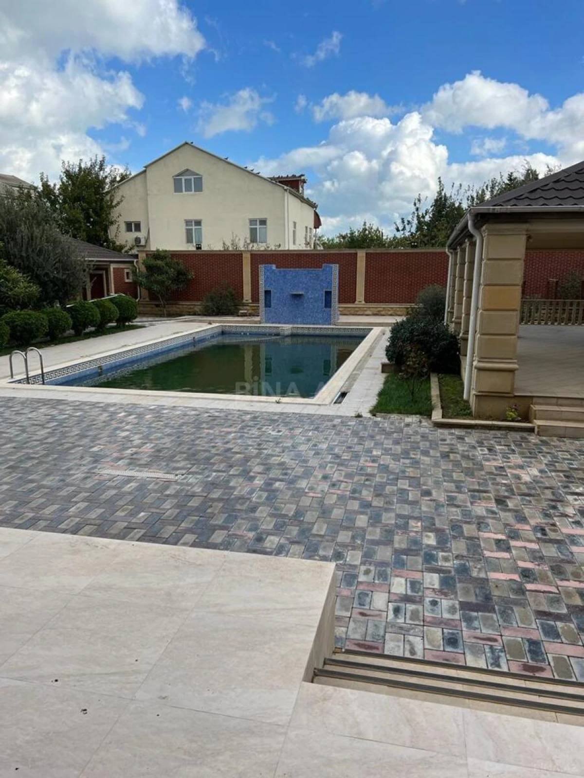 Satılır 9 otaqlı həyət evi 800 m²