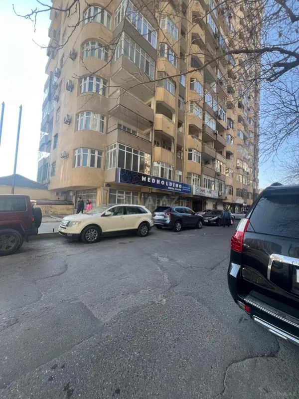 Satılır 4 otaqlı mənzil 191 m²