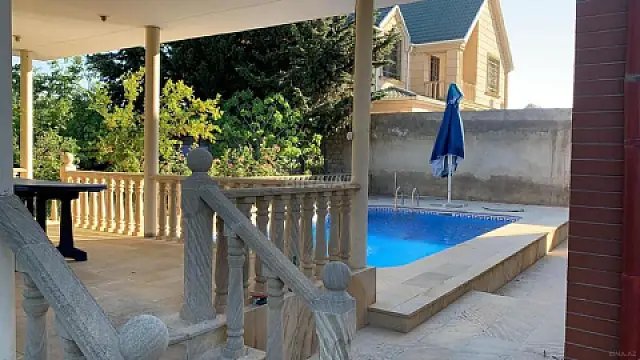 Satılır 8 otaqlı həyət evi 700 m²