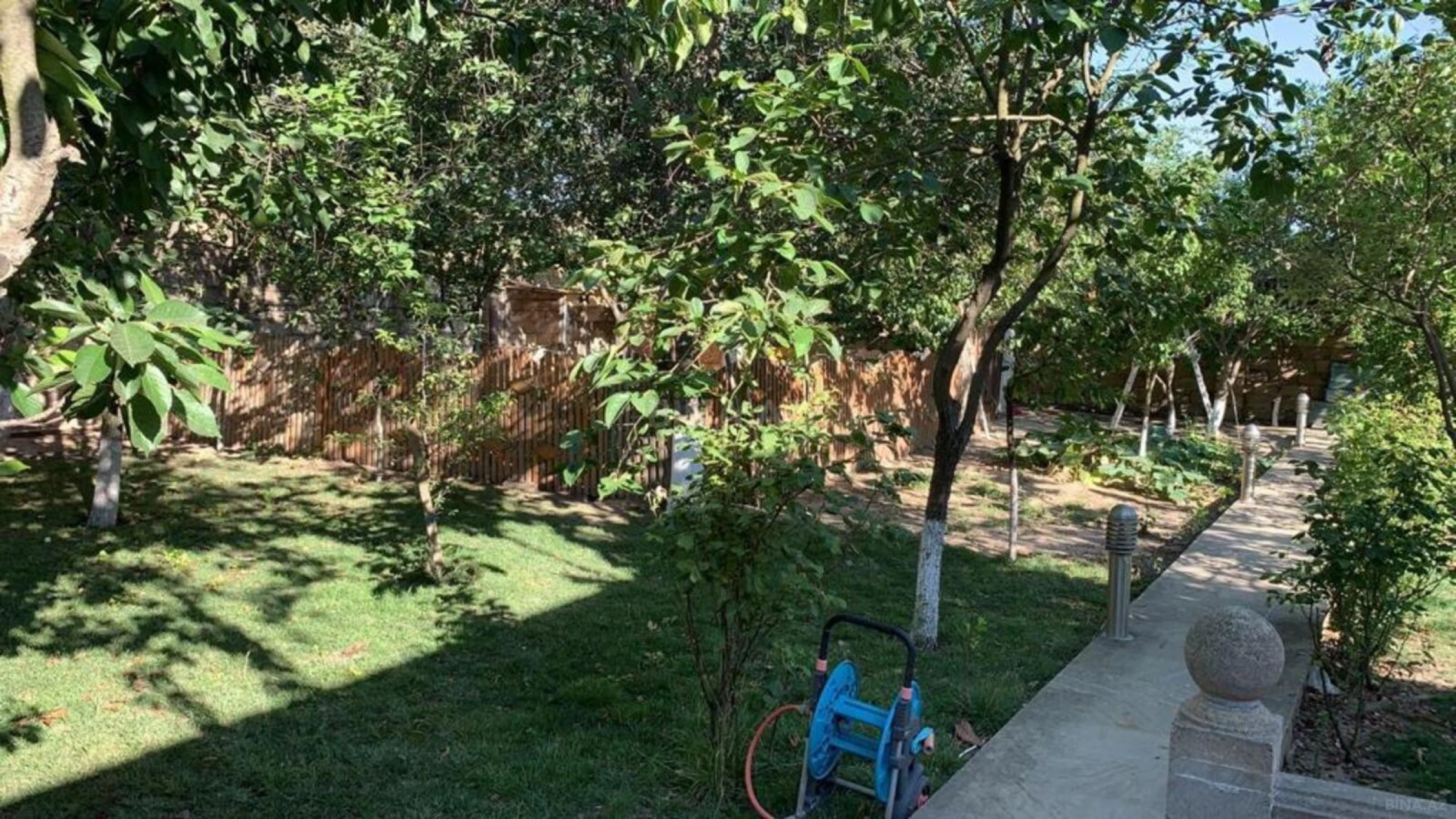 Satılır 8 otaqlı həyət evi 700 m²
