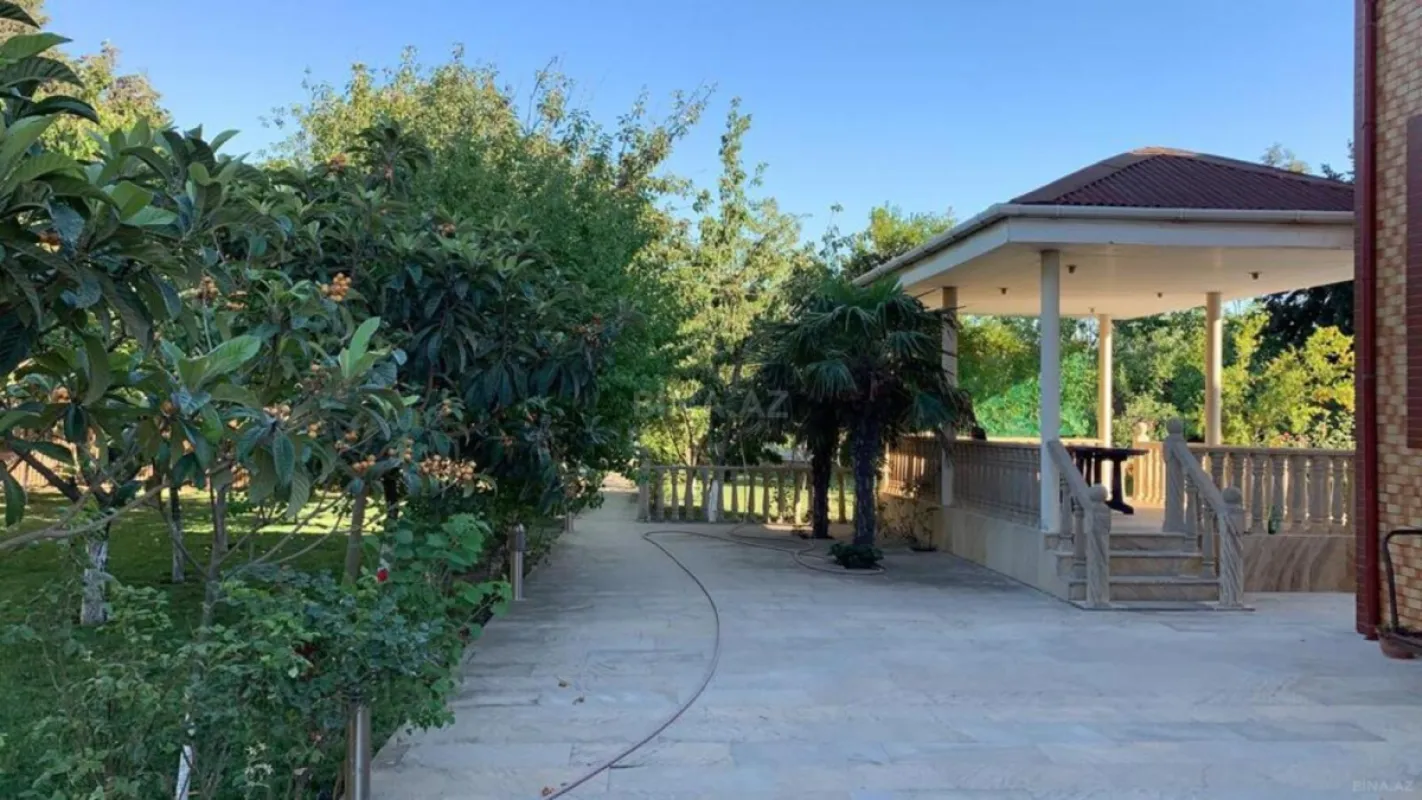 Satılır 8 otaqlı həyət evi 700 m²