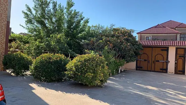 Satılır 8 otaqlı həyət evi 700 m²