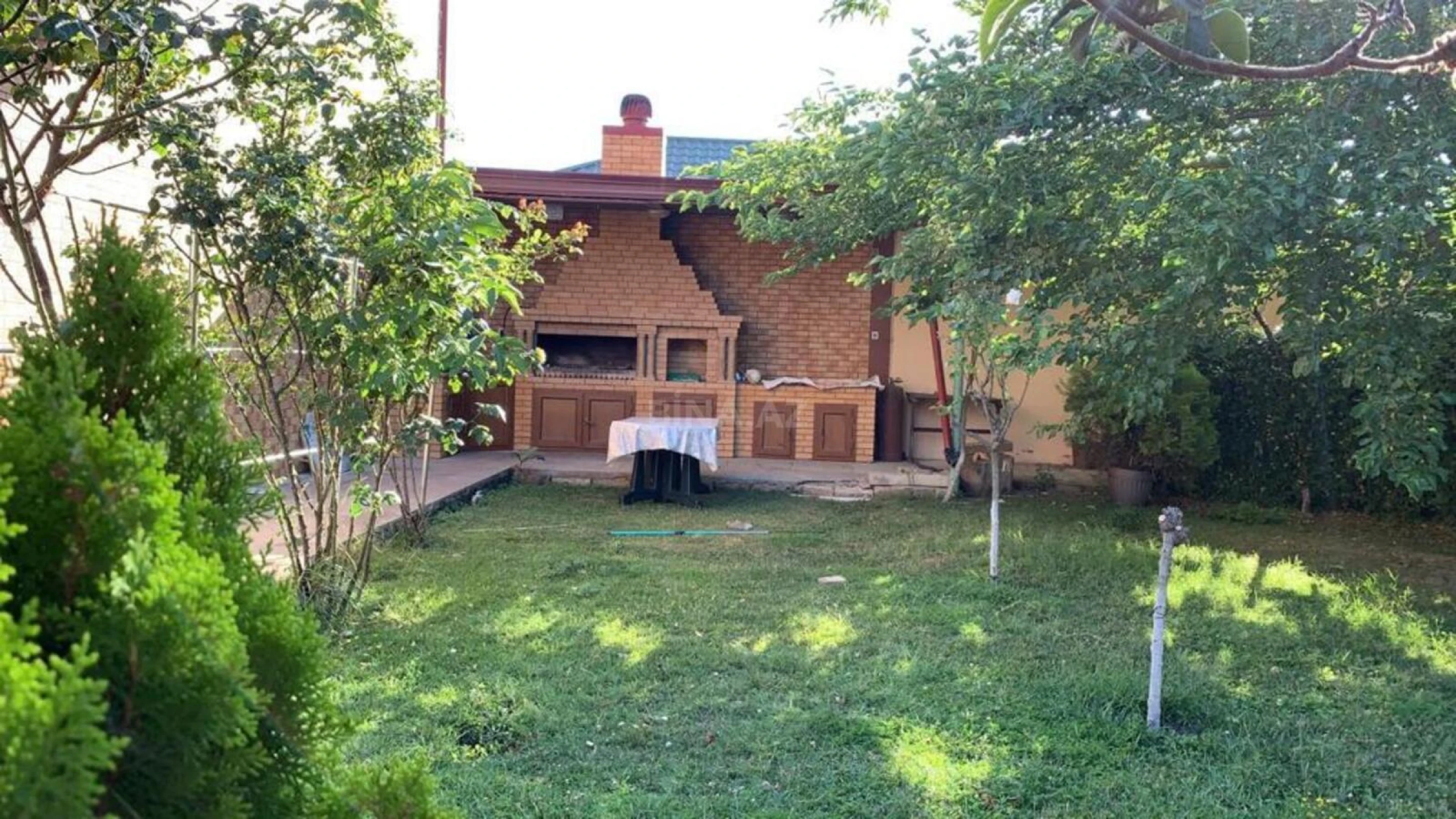 Satılır 8 otaqlı həyət evi 700 m²