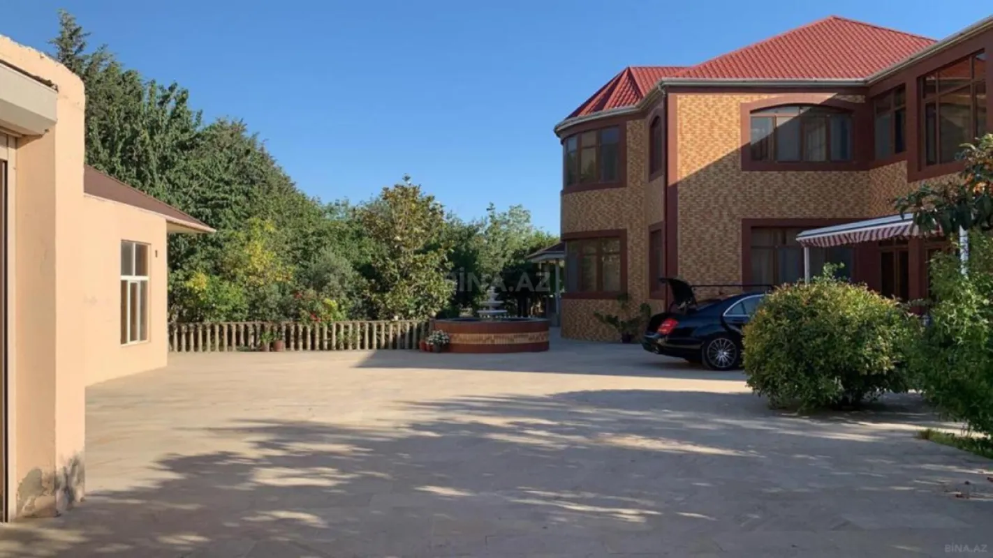 Satılır 8 otaqlı həyət evi 700 m²