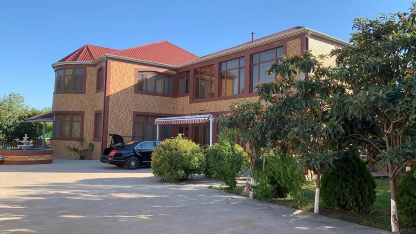 Satılır 8 otaqlı həyət evi 700 m²