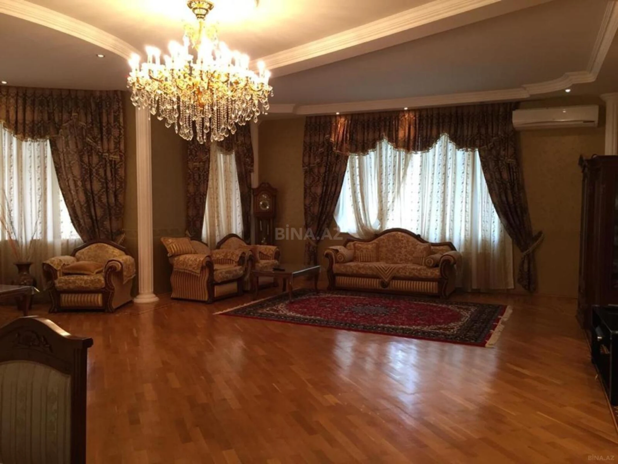 Satılır 8 otaqlı həyət evi 700 m²