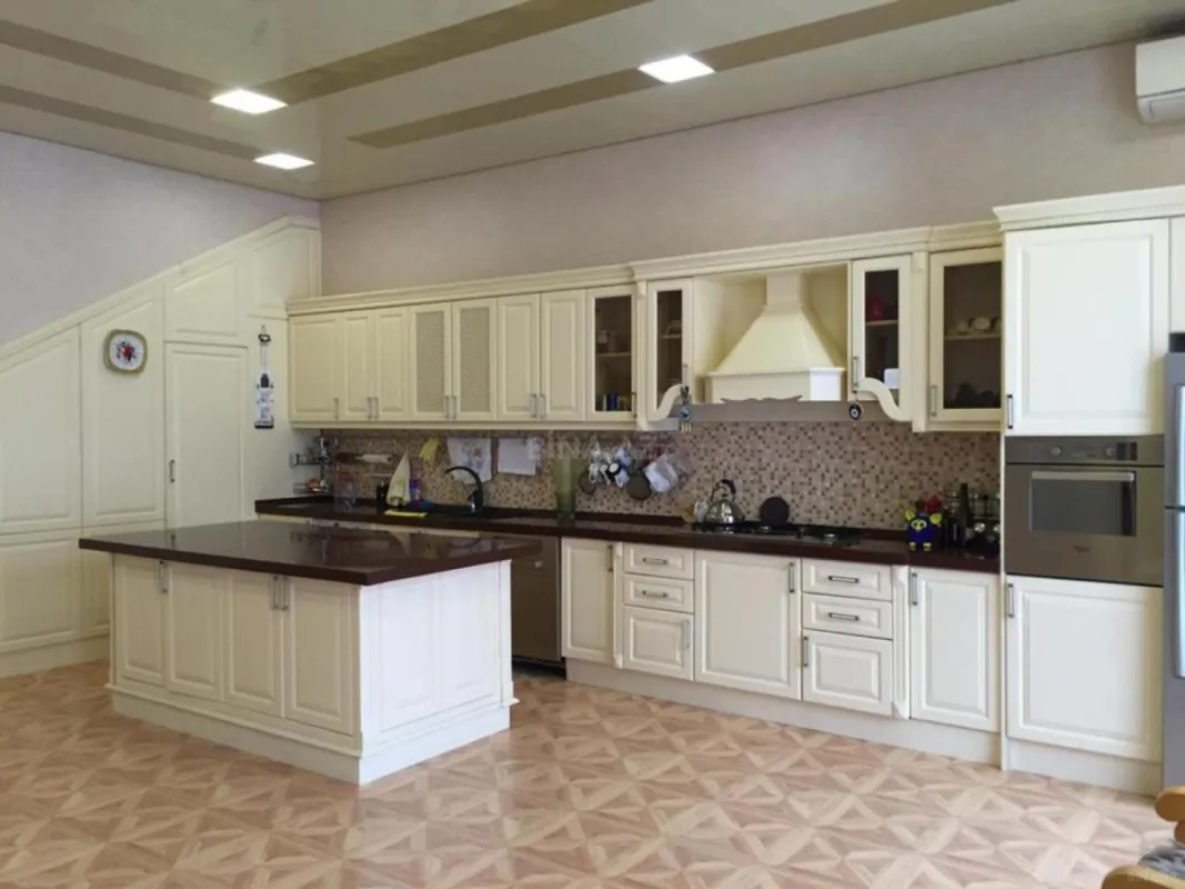 Satılır 8 otaqlı həyət evi 700 m²