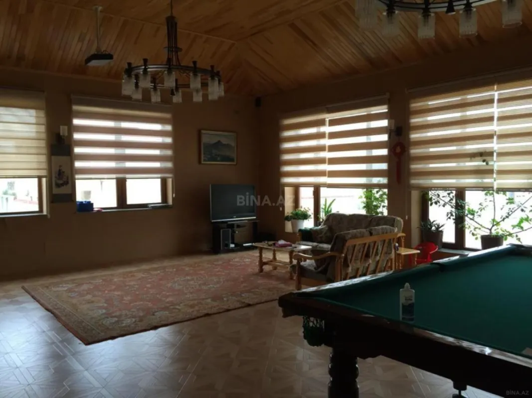 Satılır 8 otaqlı həyət evi 700 m²