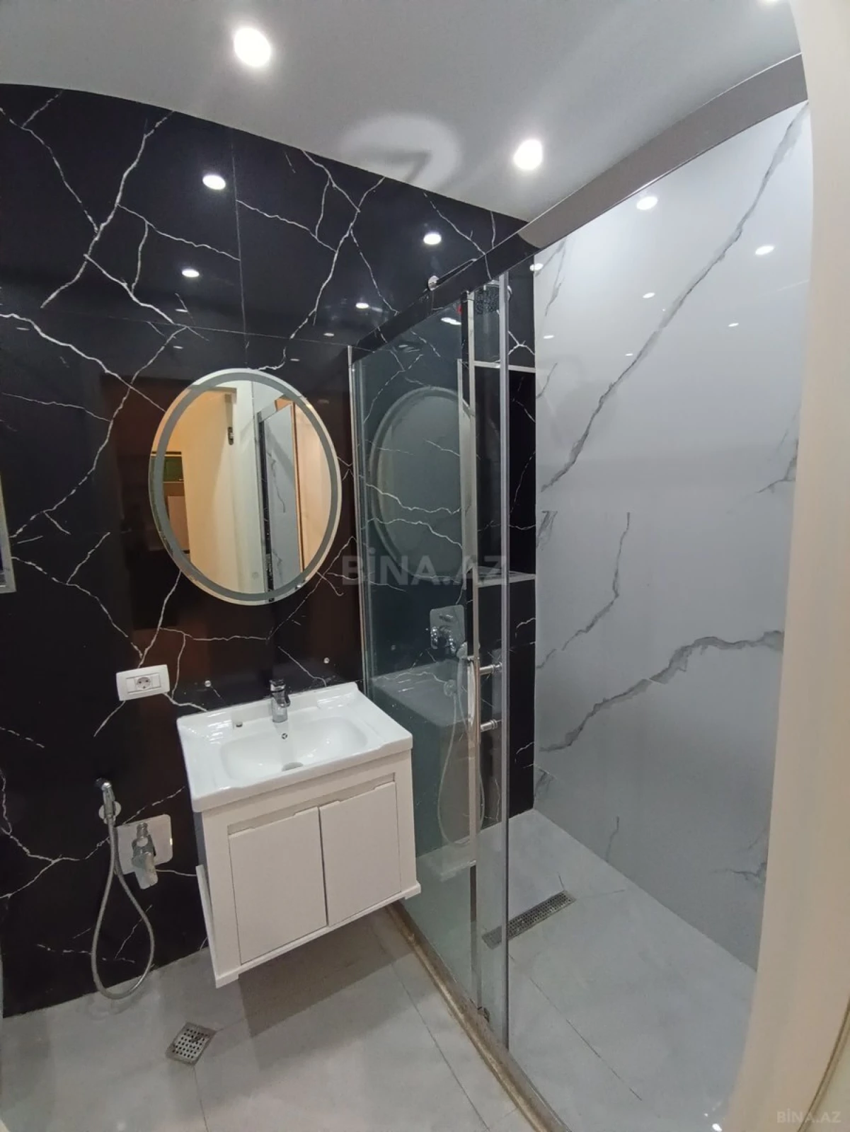 Satılır 2 otaqlı mənzil 83 m²