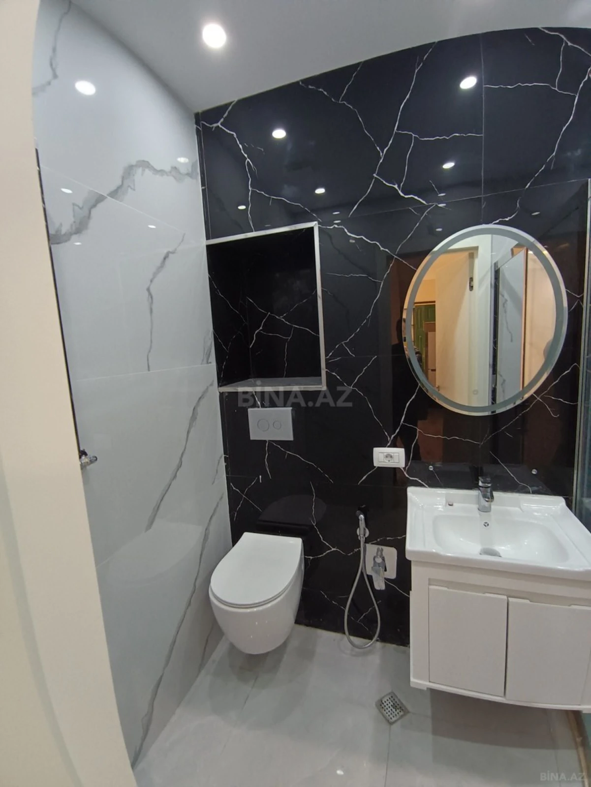 Satılır 2 otaqlı mənzil 83 m²