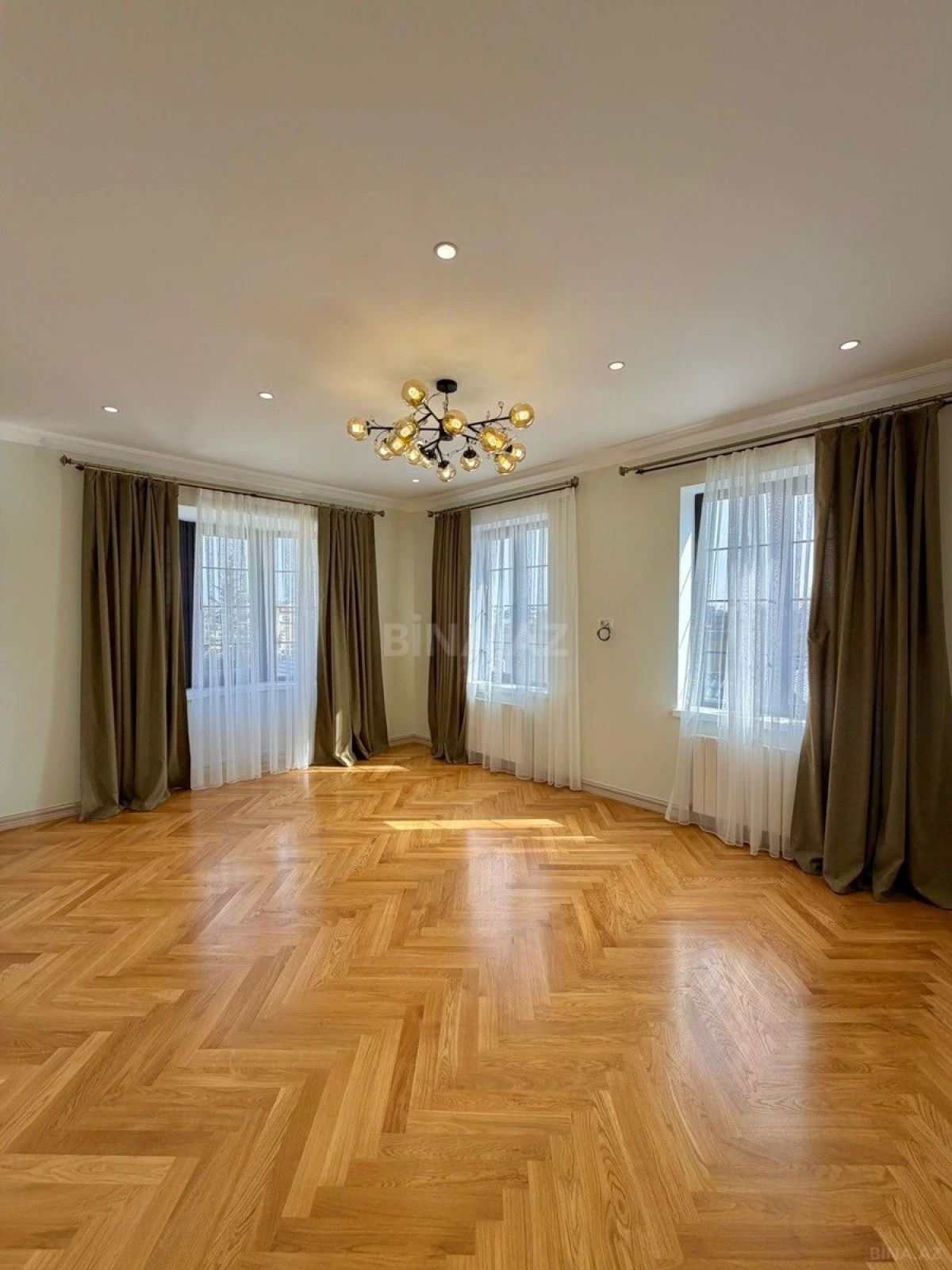 Satılır 6 otaqlı həyət evi 600 m²