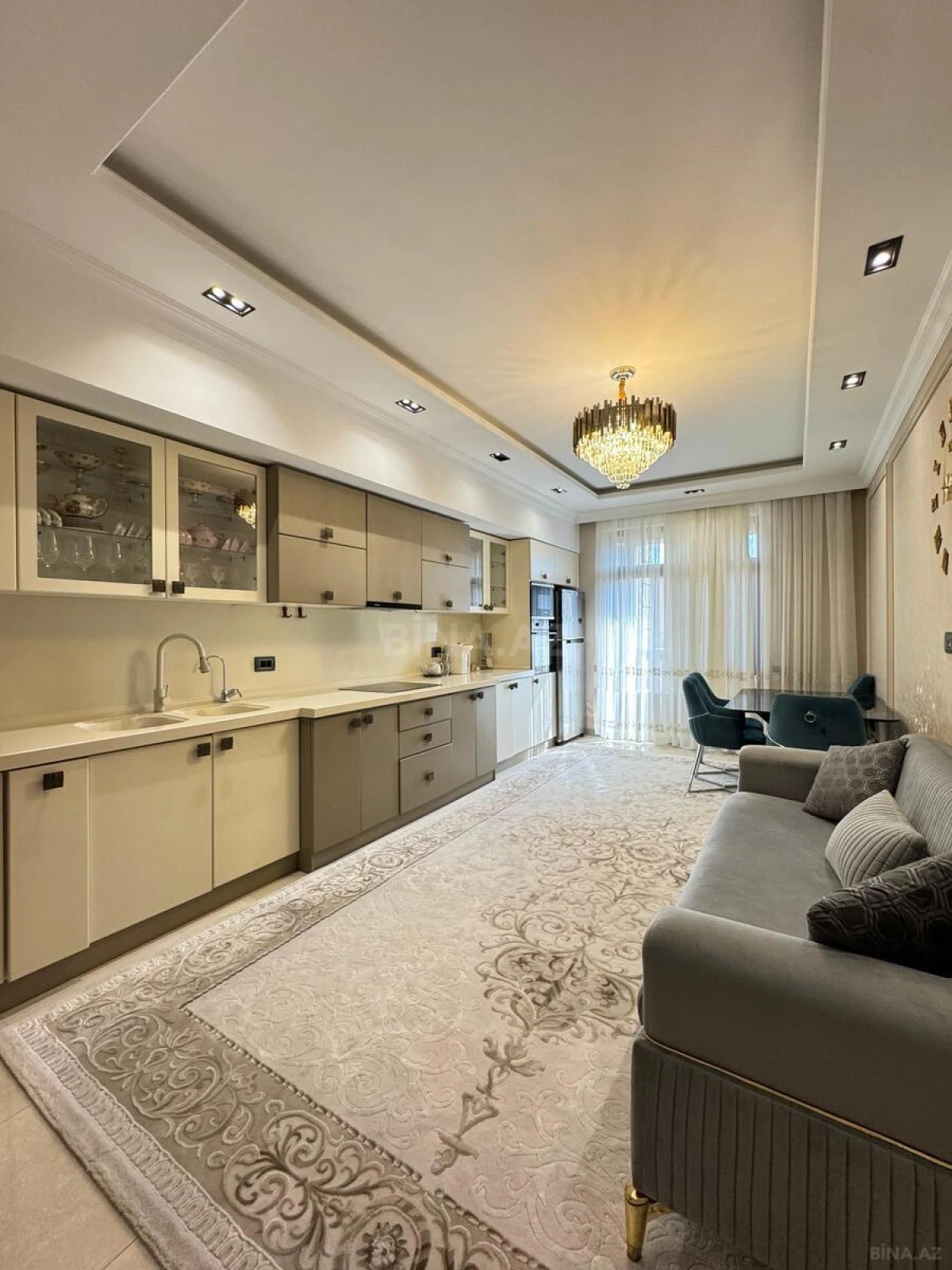 Satılır 4 otaqlı mənzil 235 m²