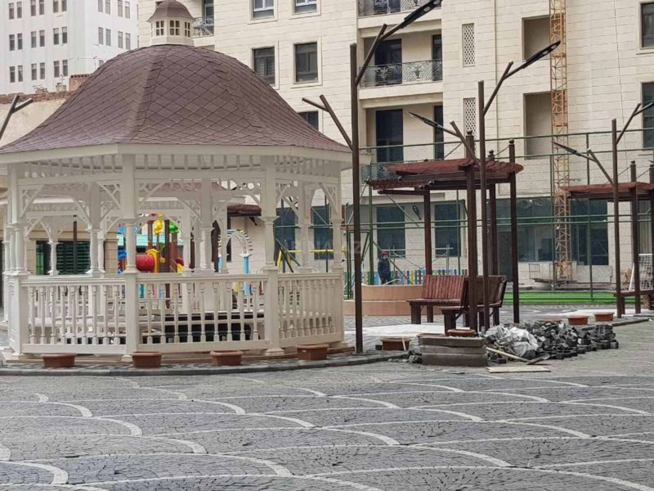 Satılır 4 otaqlı mənzil 235 m²