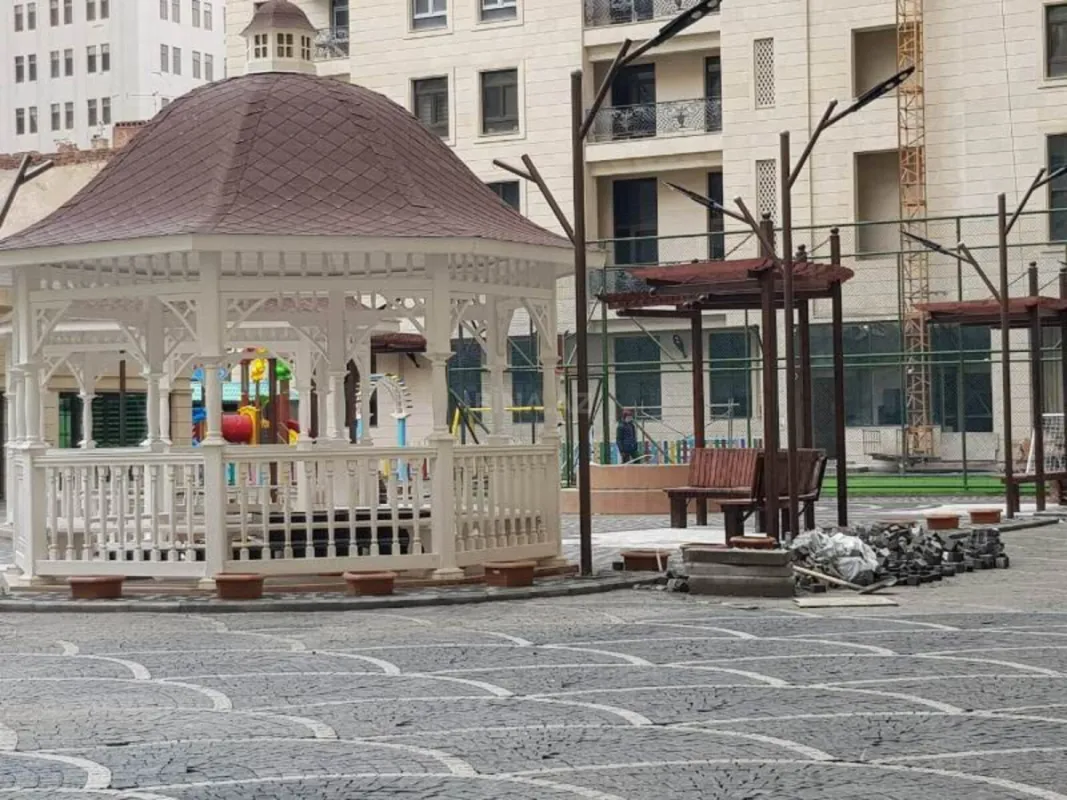 Satılır 4 otaqlı mənzil 235 m²