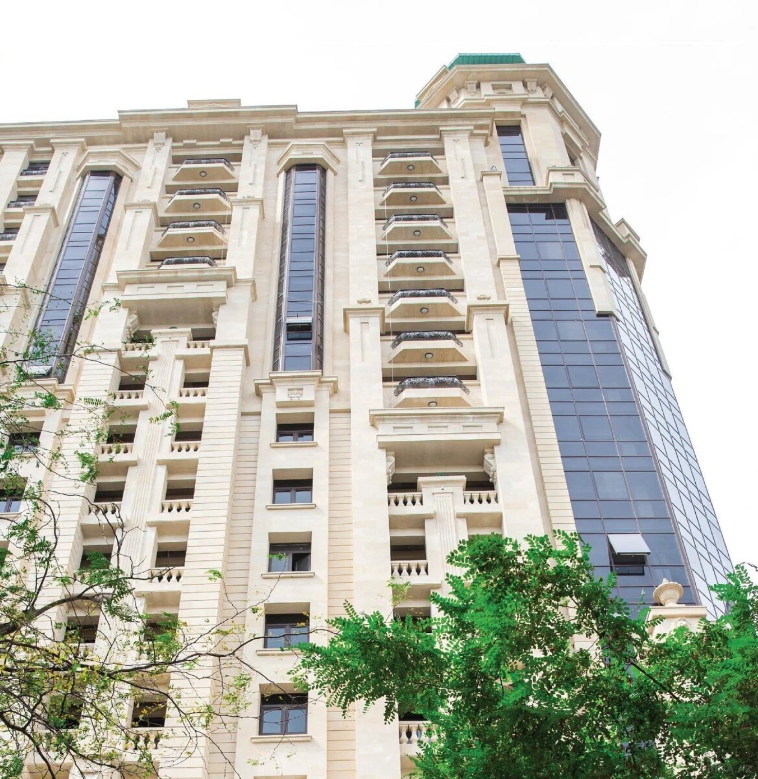 Satılır 4 otaqlı mənzil 235 m²