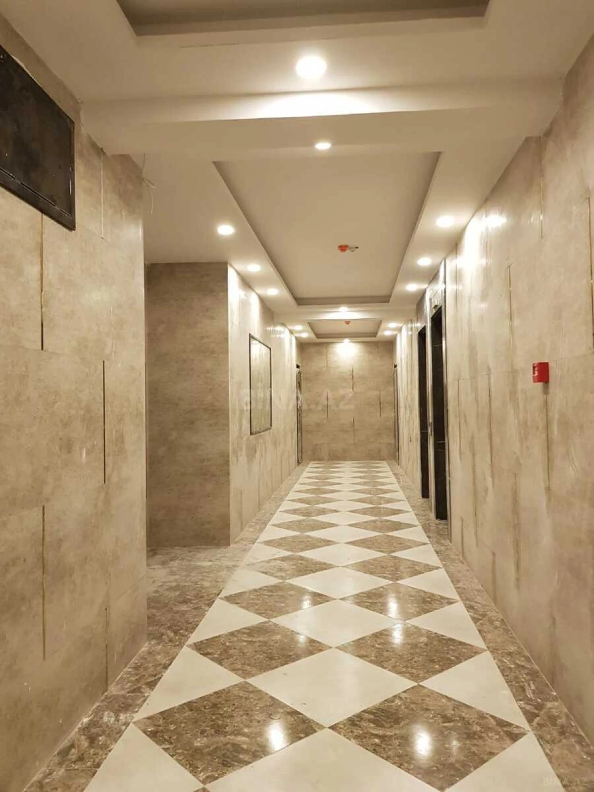 Satılır 4 otaqlı mənzil 235 m²