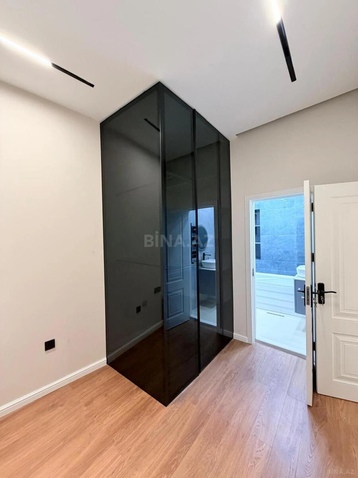 Satılır 3 otaqlı mənzil 114 m²