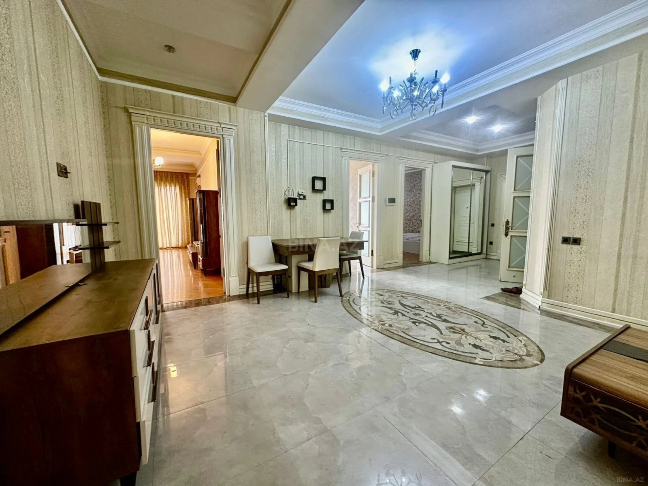 Kirayə verilir 4 otaqlı mənzil 180 m²