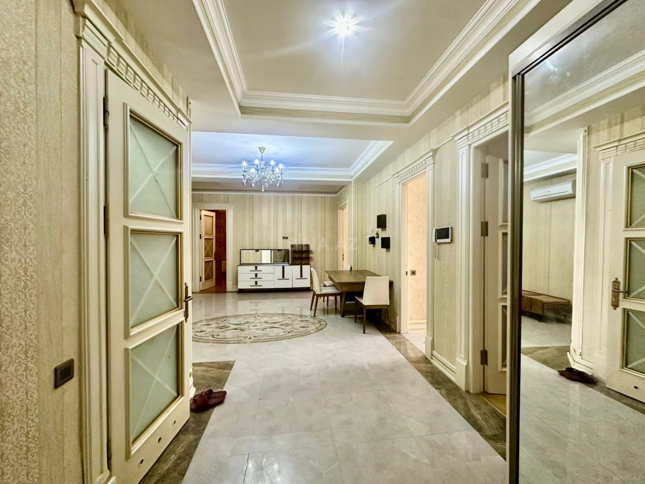 Kirayə verilir 4 otaqlı mənzil 180 m²