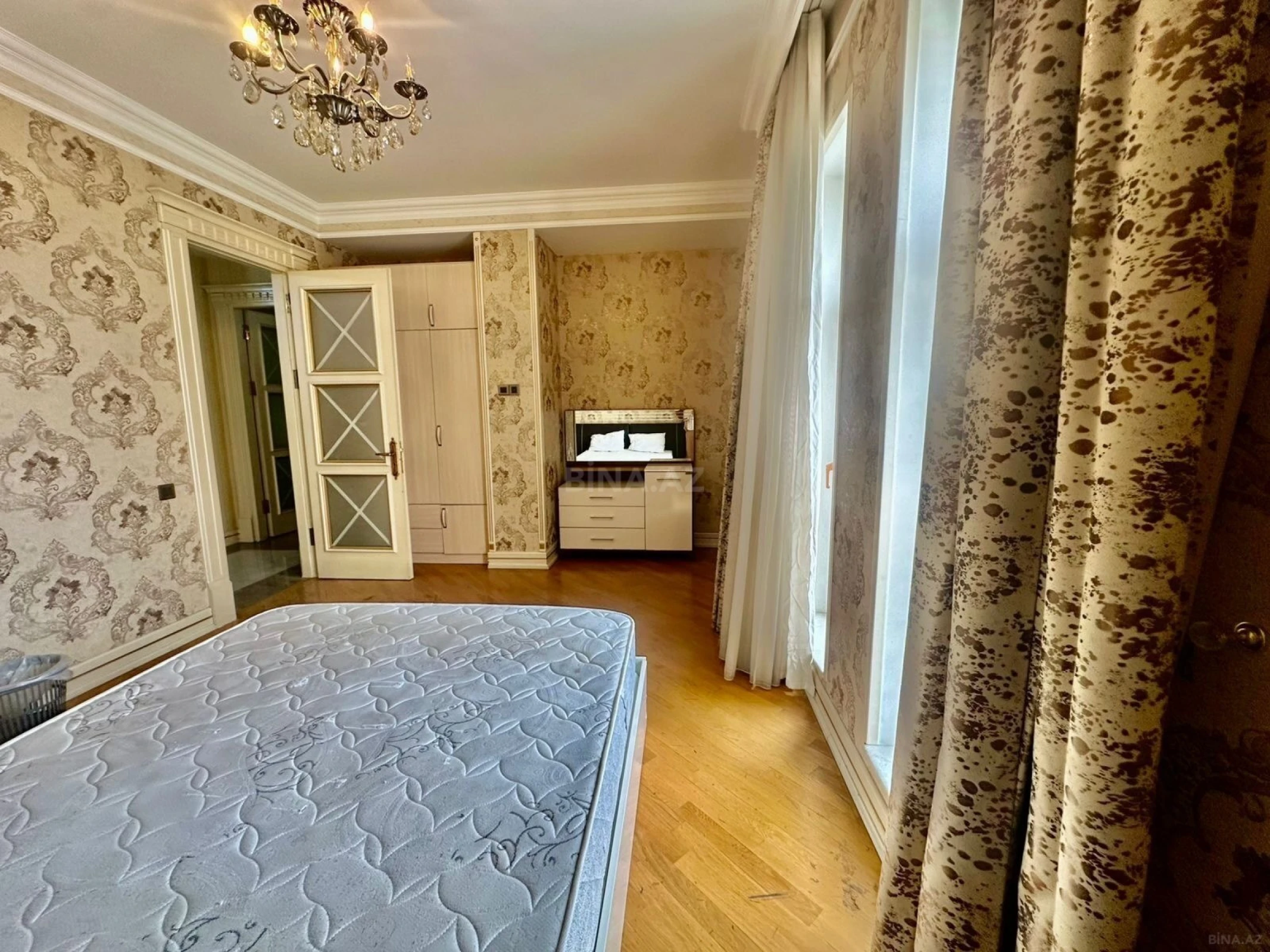 Kirayə verilir 4 otaqlı mənzil 180 m²