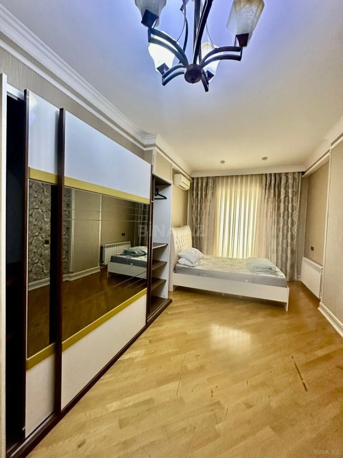 Kirayə verilir 4 otaqlı mənzil 180 m²