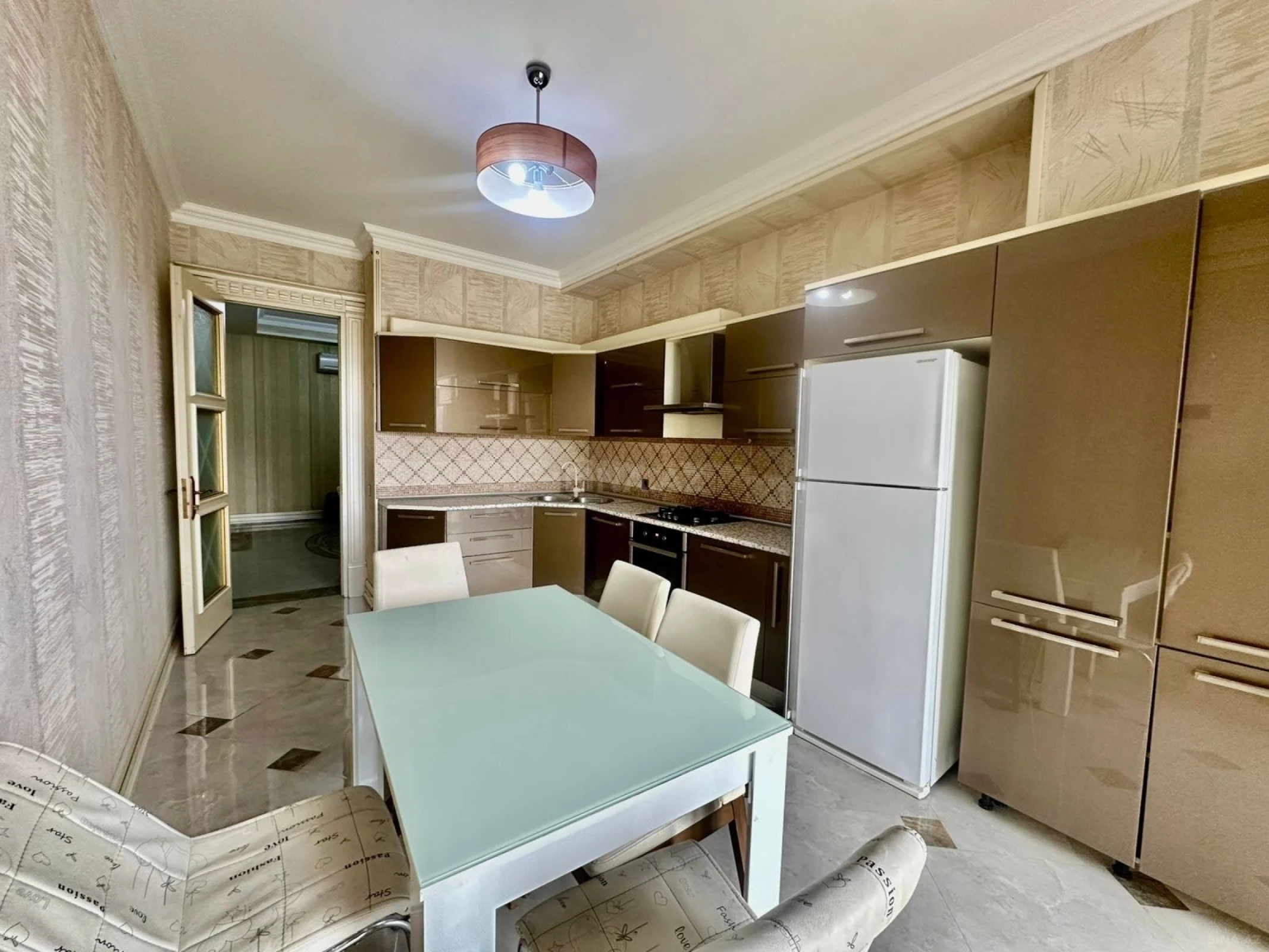 Kirayə verilir 4 otaqlı mənzil 180 m²