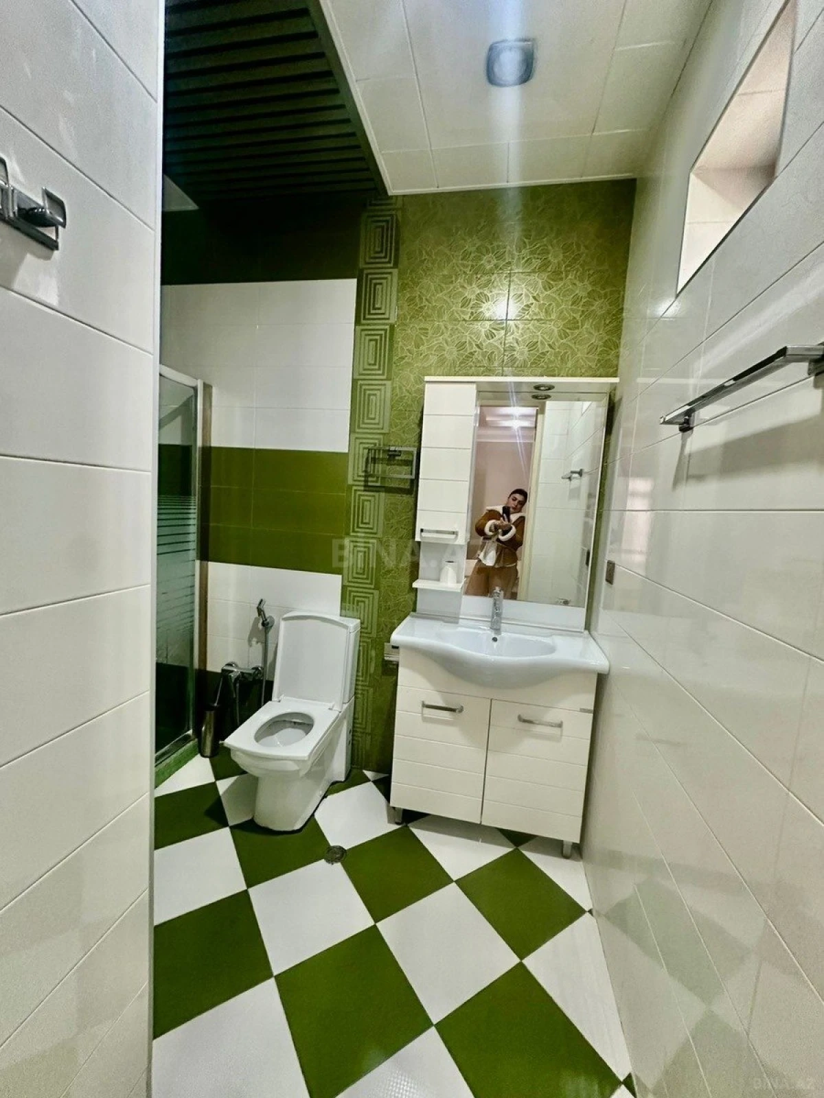 Kirayə verilir 4 otaqlı mənzil 180 m²