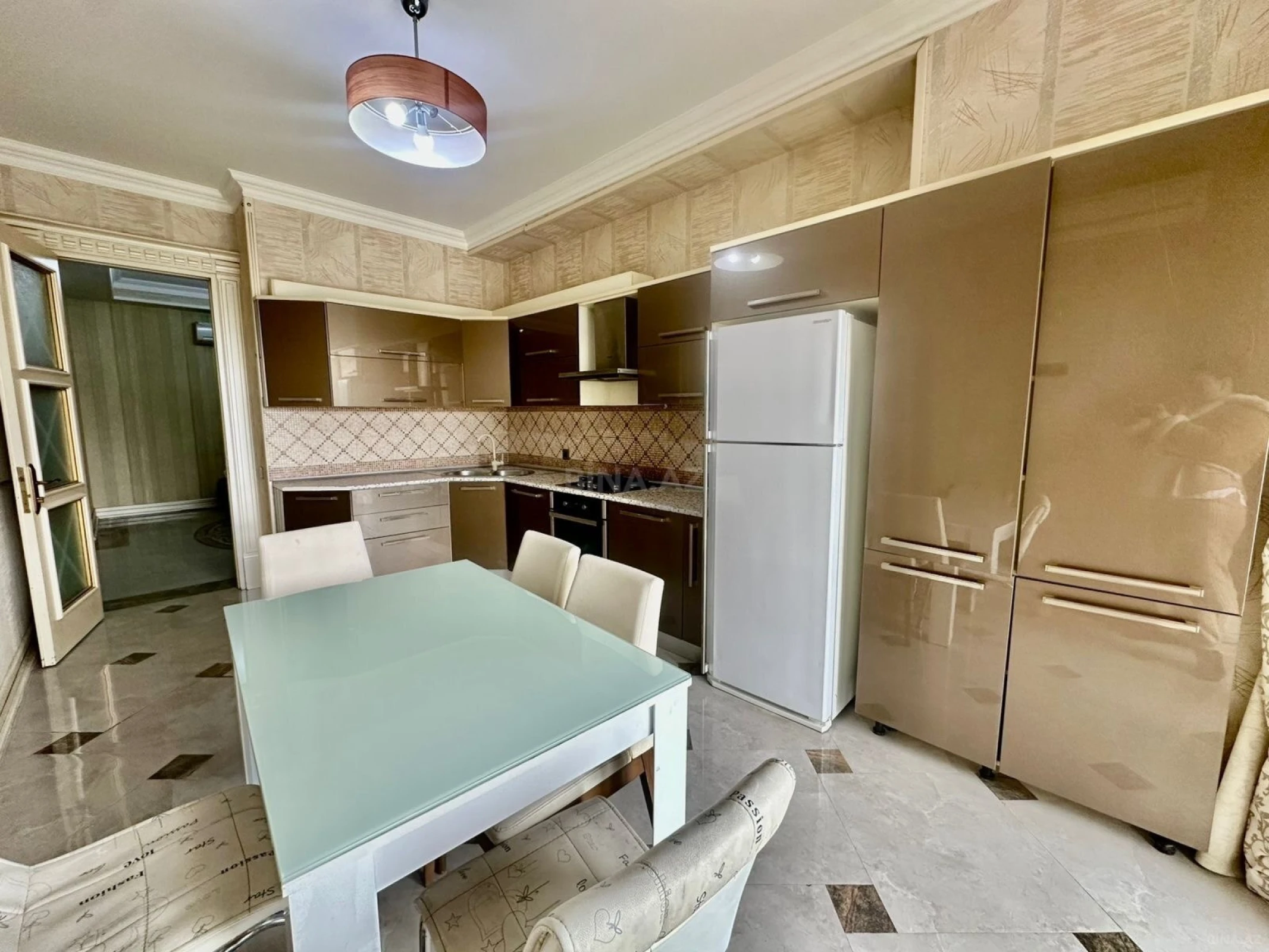 Kirayə verilir 4 otaqlı mənzil 180 m²