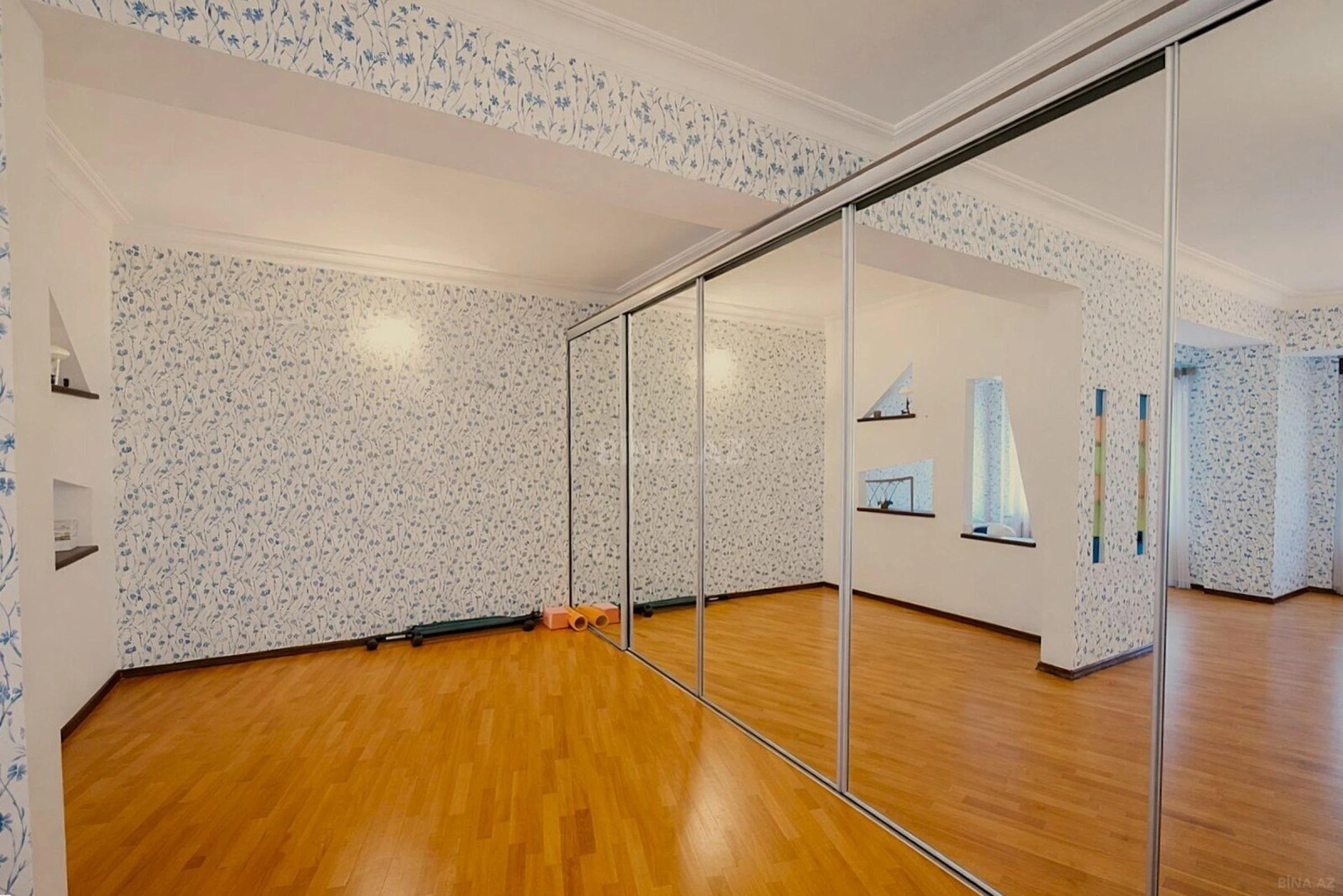 Satılır 3 otaqlı mənzil 157 m²