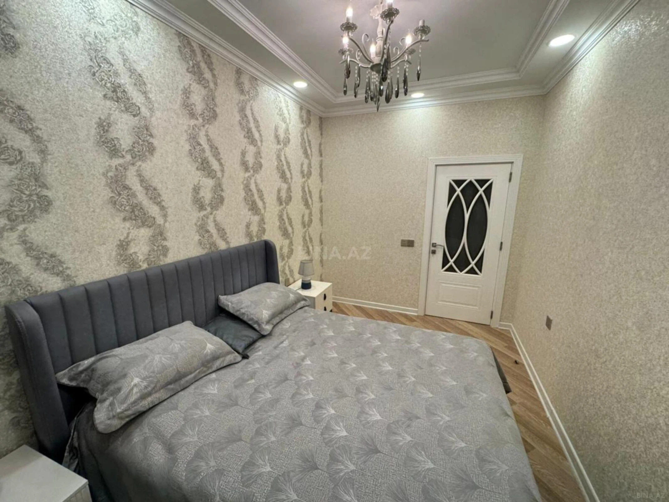 Satılır 3 otaqlı mənzil 141 m²